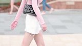 街拍：飘逸潇洒的紧身裙美女，在简约中尽显优雅气质！