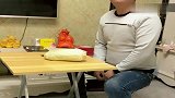 男主人欺负金毛，金毛给女主人告状，还跟女主人合伙报复男主人