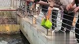 大爷用水桶钓鱼，随手一扔一条大鱼就上岸