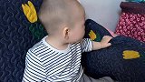 双胞胎4毛是个臭屁王，边吃边放屁，宝妈呼：人小屁大，真臭！