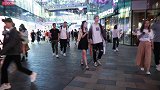 极品小姐姐和男友逛街，笑起来羞涩可爱