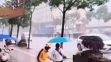 雨中路遇盲人过马路，快递小哥这一举动太暖啦！暖心瞬间 平凡不是平庸