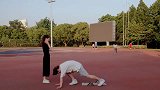 舞蹈生和体育生情侣进行合拍，完美展现力与美的所在