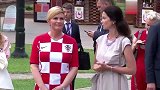 克罗地亚美女总统身穿本国球衣 前往俄罗斯索契观战