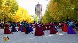 玲珑广场舞《天边》，亚南领舞，一群美女在金色中起舞，如诗如画