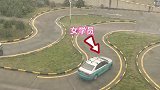 科目二考试现场，男生驾车小心翼翼，女生快通过成功碾压同伴