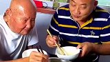 九十岁老爸给六十岁儿子夹菜，看儿子脸上洋溢着笑容