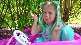 小萝莉和爸爸一起清洗心爱的玩具车 亲子互动乐趣无限