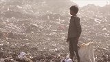 印度首都近郊垃圾山高达65米 曾被要求安装航空障碍灯