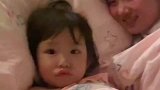 男子为了让女儿睡觉想尽了办法，没想到最后女儿要揍妈妈