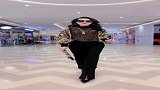 深色裤子女士，十分洒脱