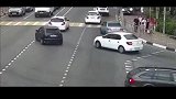 人行道惨烈车祸人被撞，油门当刹车，低级错误不该有！