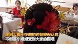 面馆老板娘穿唐装被误认为不倒翁小姐姐 遭围堵合影四五个小时