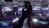 小姐姐做出高难度动作，这是个高手！