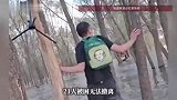 21人河滩烧烤遇上游开闸放水，水位暴涨至近2米，有人让家人踩肩头爬树避险