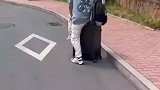 事实证明，不要轻易拿行李箱当“座椅”