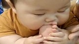 宝宝饿急了，抱起脚丫就啃，眼前一幕你们忍住别笑！
