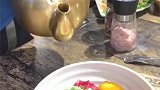 生牛肉摆在面上，一壶热汤浇上之后，直接就熟了