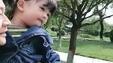 女儿非要让爸爸抱，这撒娇的动作太可爱了，爸爸只能服软了！