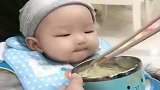 才8个月的宝宝，太会吃面条了，妈妈都被逗乐了