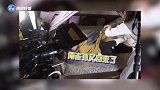 实惨了！王一博片场好心帮赵丽颖脱鞋，反遭夺命连环踢差点受内伤