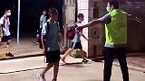 暖心店主，冒雨骑行6公里，护送小男孩安全回家