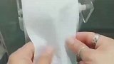 大妈将卷纸，卷成了玫瑰花的形状