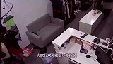 男子闯进店内欲行不轨，老板娘被吓得跪地求饶，监控拍下了全程！