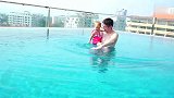 国外老爸带小情人体验游泳池，这一幕真暖心