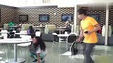 亚裔小伙街头抽凳子恶整老外，男女路人统统被整四脚朝天