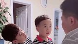爸爸教训弟弟不听话，没想到哥哥这次不但不帮弟弟还火上烧油