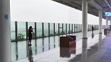 高铁站不要打伞，下雨天高铁站台，乘客打伞被工作人员制止