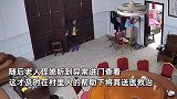 8旬独居老人在家里意外摔倒，狗狗第一时间发现拼命呼救，在家急得团团转