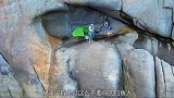 男子冒着生命危险来到悬崖上的一处洞穴钓鱼