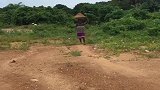 50岁的非洲女人，头顶70斤沙子，几十里路不休息！
