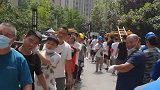 郑州市民自发排长龙扛电缆抢修，工作人员：扛了大概几百米，挺震撼的 河南加油