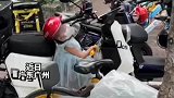 外卖小哥带娃送餐，好心人路过照看醒来大哭的孩子