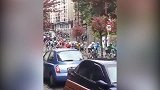 综合-18年-真的不是特技！一位自行车手被挤上路边汽车-专题