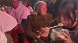 外公外婆相伴60多年，外公去世，外婆一直不吃不喝看着遗照自言自语