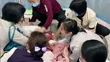 地铁站众人伸援手，暖心