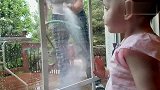 外国小孩也搞笑！摔倒那一刻实在是太好笑了