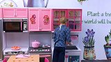 芭比娃娃玩具，肯在厨房为芭比做丰盛的午餐