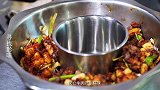 盘县牛肉的做法：油锅炸制两分钟，撒入葱姜配料即可出锅