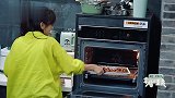 陈意涵喂许富翔吃烤栗子，新鲜出炉栗子太美味，好吃到要“爆”！