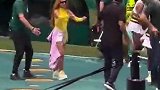 夏奇拉开幕式表演结束后碰见哥哥开心共舞