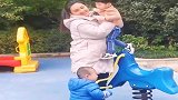 小宝宝看到妈妈抱其他小朋友，这醋劲还挺大，我看笑了！