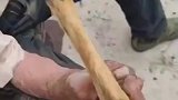 老人的烟枪好独特