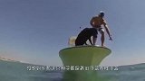 国外小哥带着自家狗狗，出海抓龙虾，这狗也太厉害了