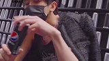 近距离看蔡徐坤 ，黑色系真是又酷又帅啊！最后的眼神杀绝了娱乐播报台
