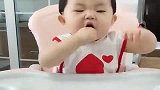 萌娃肉肉：好着急啊！怎么都吃不进嘴里去！急得我都出汗了！